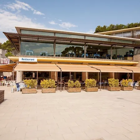 科姆塔特圣霍尔迪公寓式酒店 3*