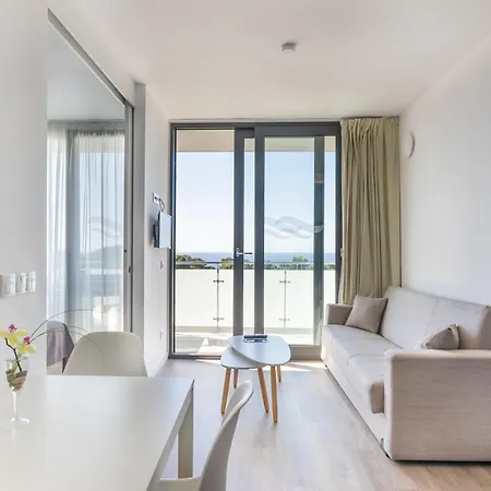 科姆塔特圣霍尔迪公寓式酒店 3*